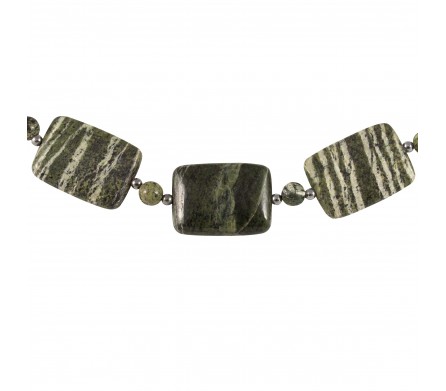 Collier en jaspe vert ligné